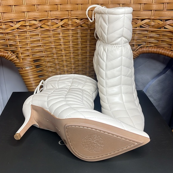VINCE CAMUTO Leather Faderik Booties Cream Quilted - Picture 9 of 10